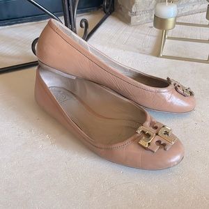 Tory Burch Sz 8 Leather logo flats Camel and Gold